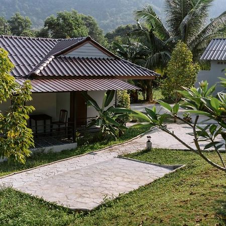 Surfer'S Village Khao Lak Exterior foto